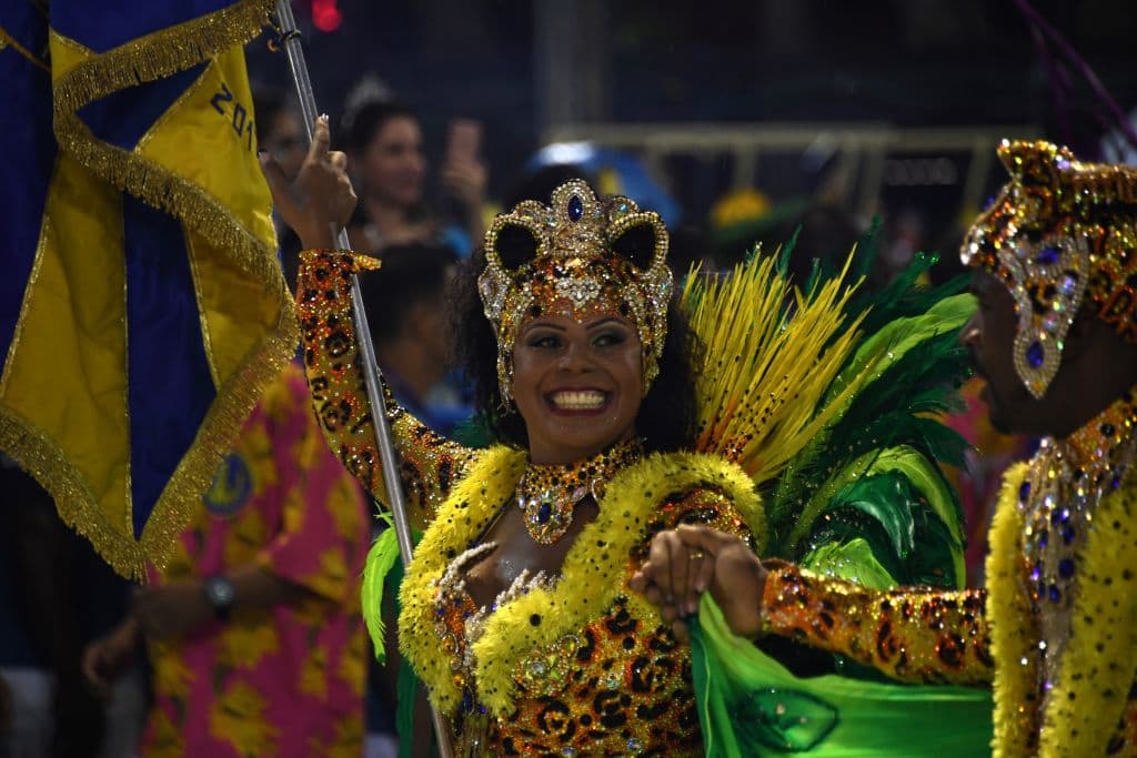 Después de lamentar el accidente por megafonía, el conductor del evento gritó: "¡La vida tiene que continuar!" y el desfile continuó con un homenaje a la diva bahiana Ivete Sangalo, reina indiscutible del Carnaval de Salvador (noreste).