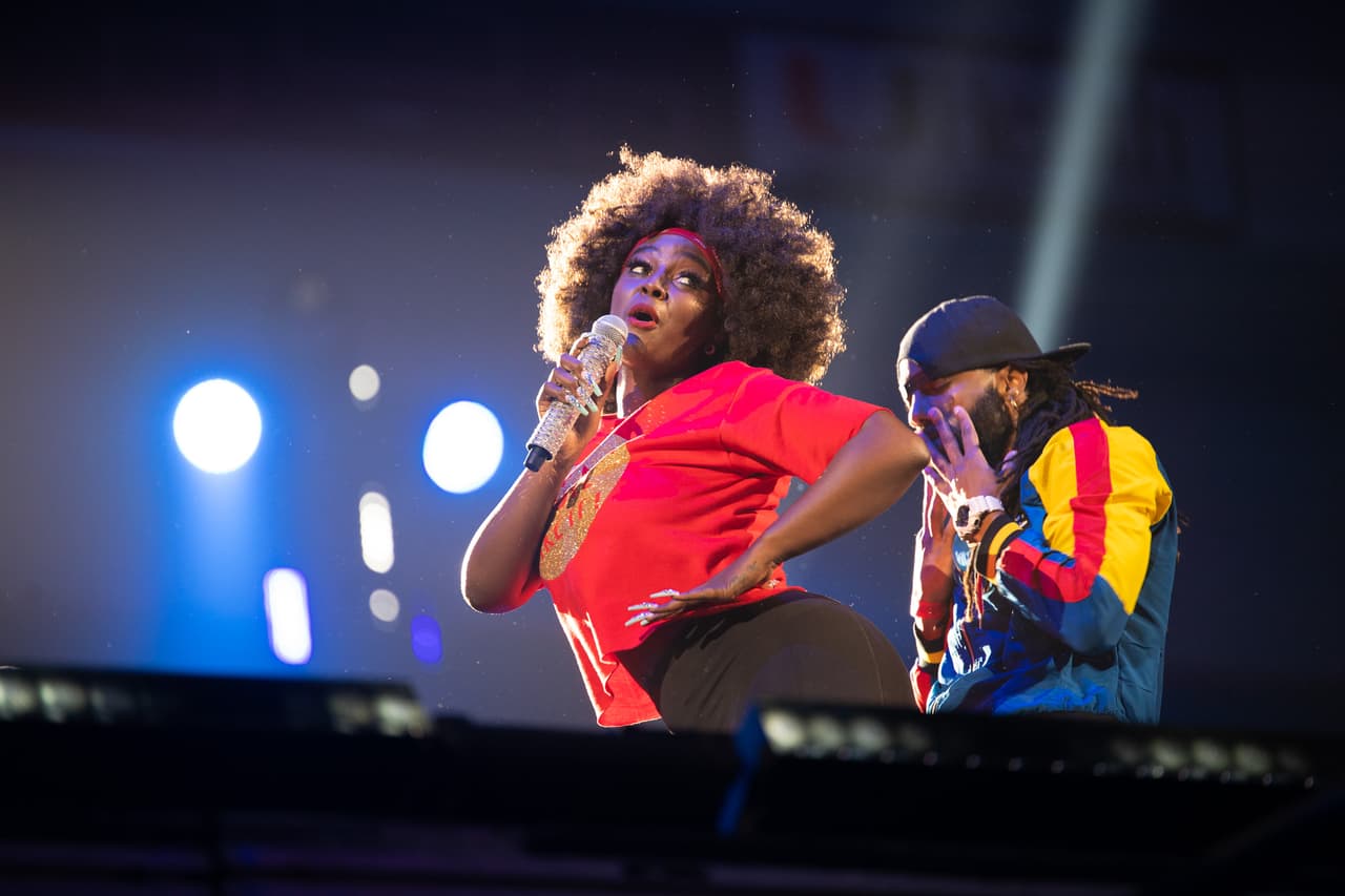 También la hemos visto desempeñarse en su faceta de cantante, como fue su presentación en PJ Takeover 2019, la antesala de Premios Juventud, programa que también condujo.