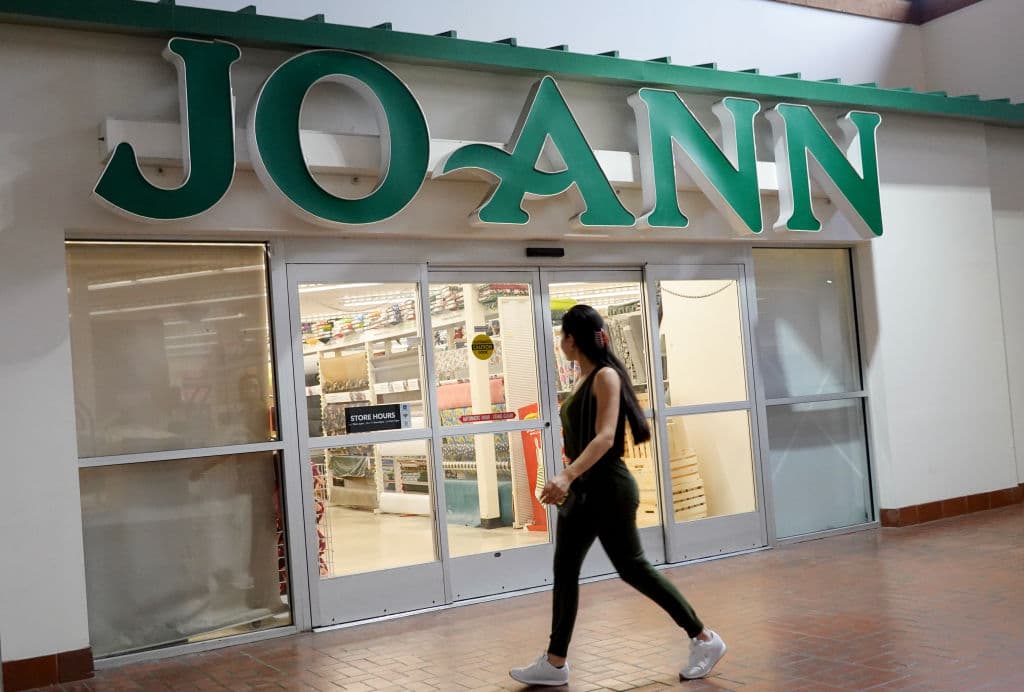 Fundada en 1943 por inmigrantes alemanes, comenzó como un modesto local de 1,400 pies cuadrados en Cleveland.