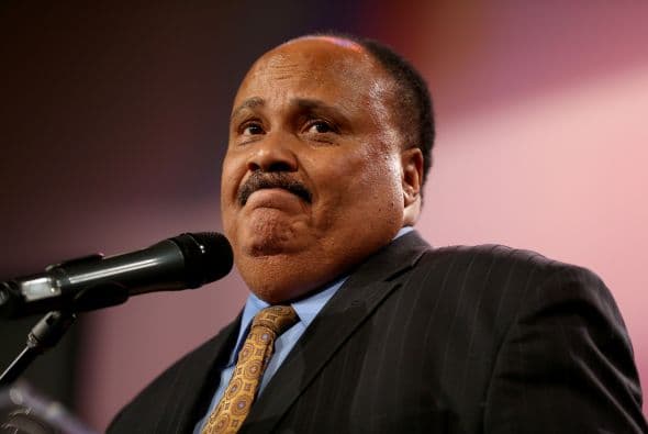 En el acto también participó Martin Luther King III, hijo del activista de los derechos civiles, que señaló que los "departamentos de policía necesitan relaciones humanas, diversidad y entrenamiento de sensibilización".