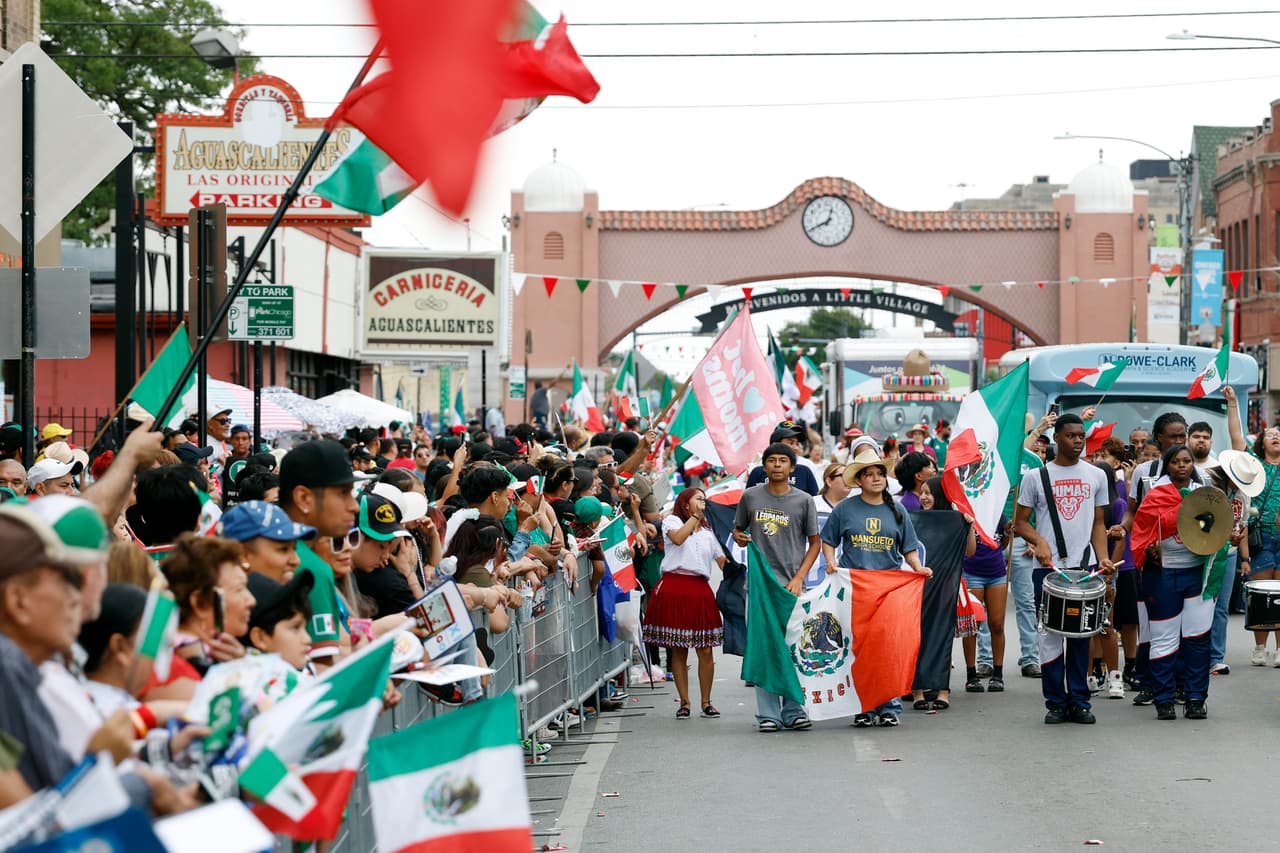 En años anteriores, el desfile se vio afectado por el temor generado por las políticas migratorias impulsadas por el presidente Donald Trump. En 2025, por ejemplo, la celebración estuvo marcada por la ausencia de fiestas y de comunidad. Sin embargo, 2026 fue muy distinto: poco a poco, la comunidad volvió a reunirse para celebrar. Ni el cielo nublado, ni la lluvia del día logró apagar el ambiente festivo.