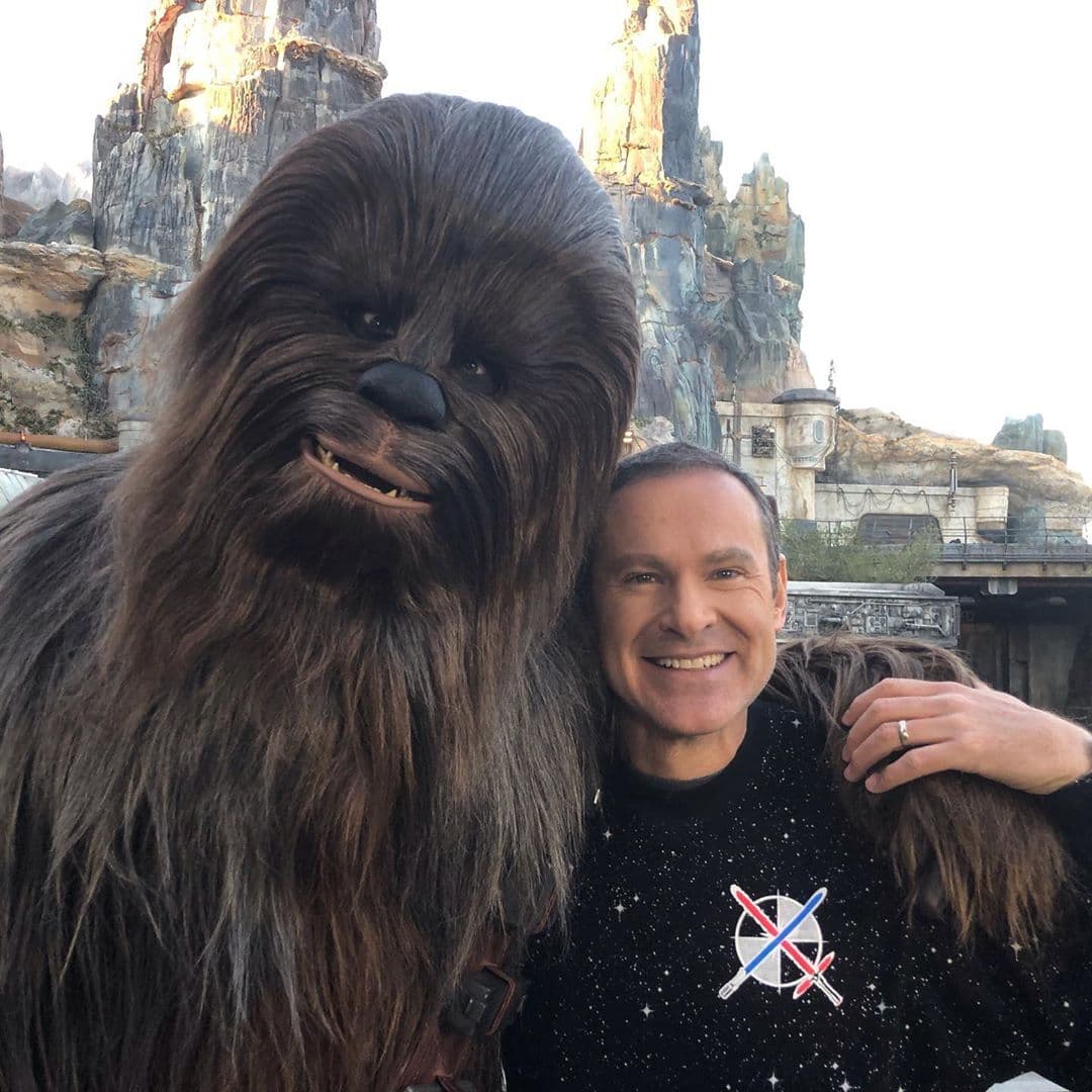 Esta es la segunda vez que Alan saluda a Chewbacca y ahora ya son 'brothers'.