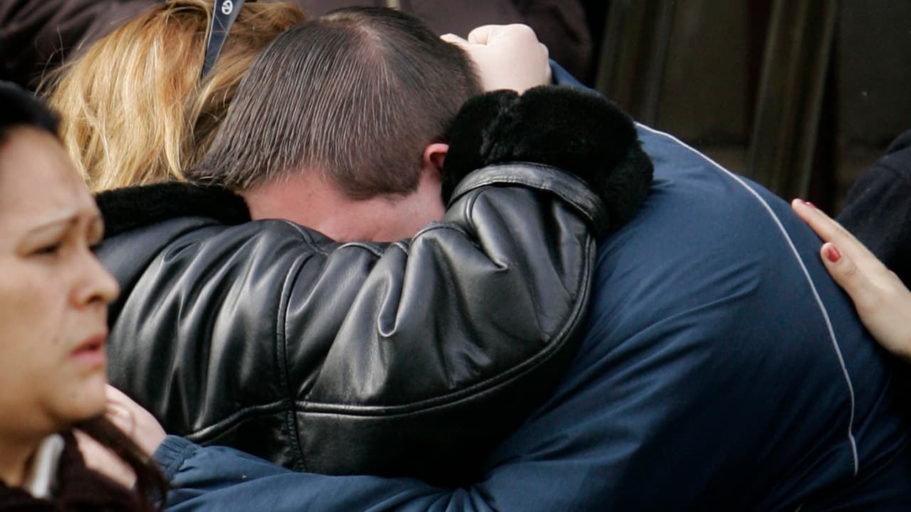 Y familiares lamentaron y se dieron apoyo durante los funerales, como se ve en este momento durante la ceremonia a Catalina García que sólo tenía 20 años de edad.