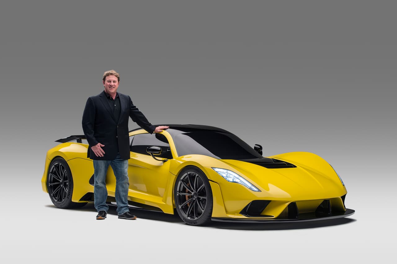 <b>Hennessey Venom F5</b>
<br>El fundador de la marca,
<b> John Hennessey,</b> logro su sueño al crear un auto tan rápido, el cual supera en números al 
<b>Bugatti Chiron.</b>