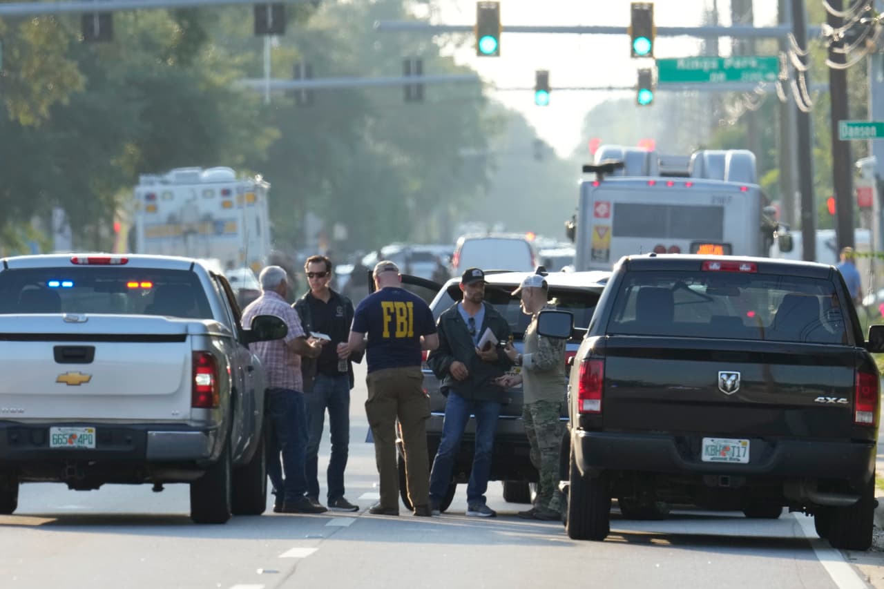 El alguacil Waters dijo que el FBI está ayudando con la investigación y que fue catalogada como un “delito de odio”. “Este es un día oscuro en la historia de Jacksonville. No hay lugar para el odio en esta comunidad”, dijo el alguacil.