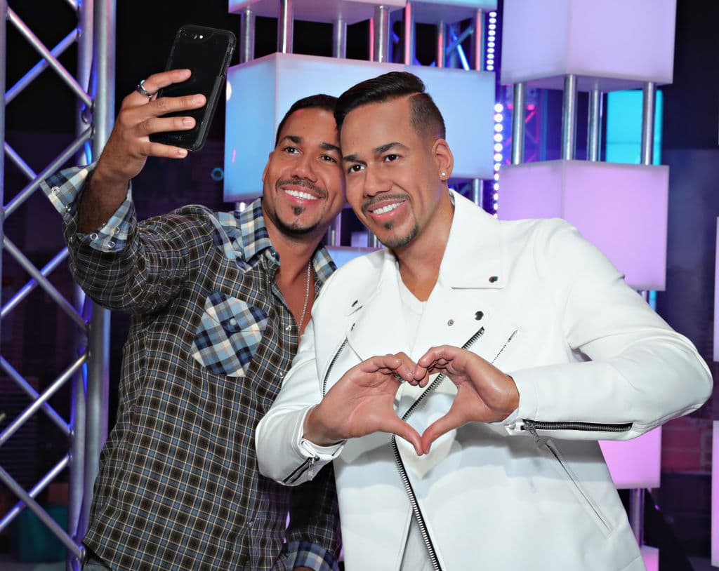 <b>Romeo Santos </b>
<br>Un latino que no pudo evitar tomarse una 'selfie' con su propia estatuilla de cera fue el cantante de bachata, Romeo Santos; al compararlos parecen clones.