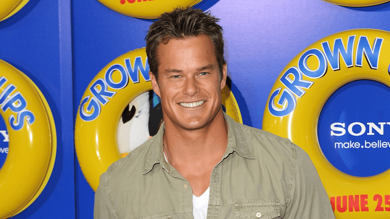 <b>Alec Musser </b>
<br>
<br>El también modelo le dio vida al galán del parque acuático que inicialmente encanta a las esposas de los muchachos, pero cuya voz rompe toda ilusión amorosa, en una de las escenas más famosas de la cinta.