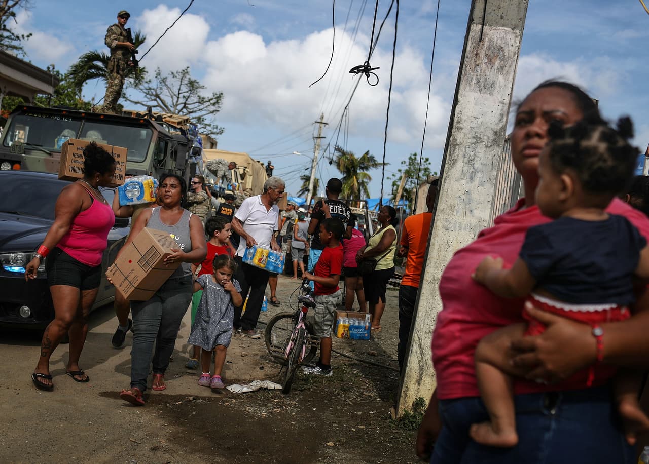 <b>Supermercados: 88.53%.</b> La distribución regular de alimentos está casi normalizada, según el gobierno de la isla, pero muchos puertorriqueños dependen de los insumos distribuidos por FEMA. En una imagen del 17 de octubre de 2017, los habitantes de San Isidro reciben productos de la agencia federal.