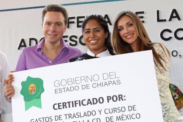 No se separa de Manuel.