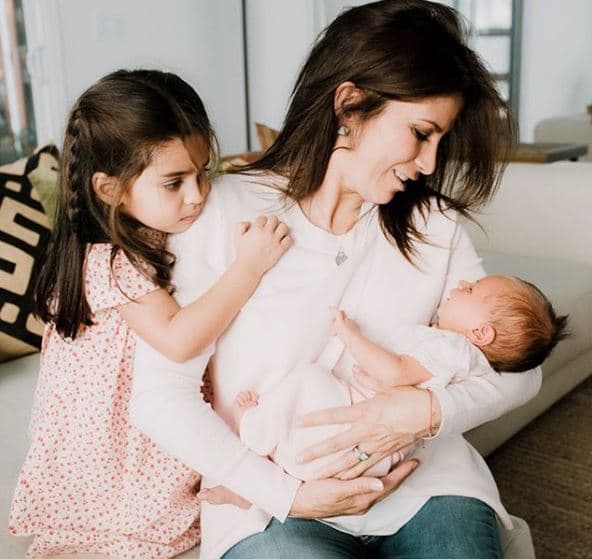 En su perfil de Instagram, la cantante publica imágenes donde aparece con la bebé, a quien considera su nieta.