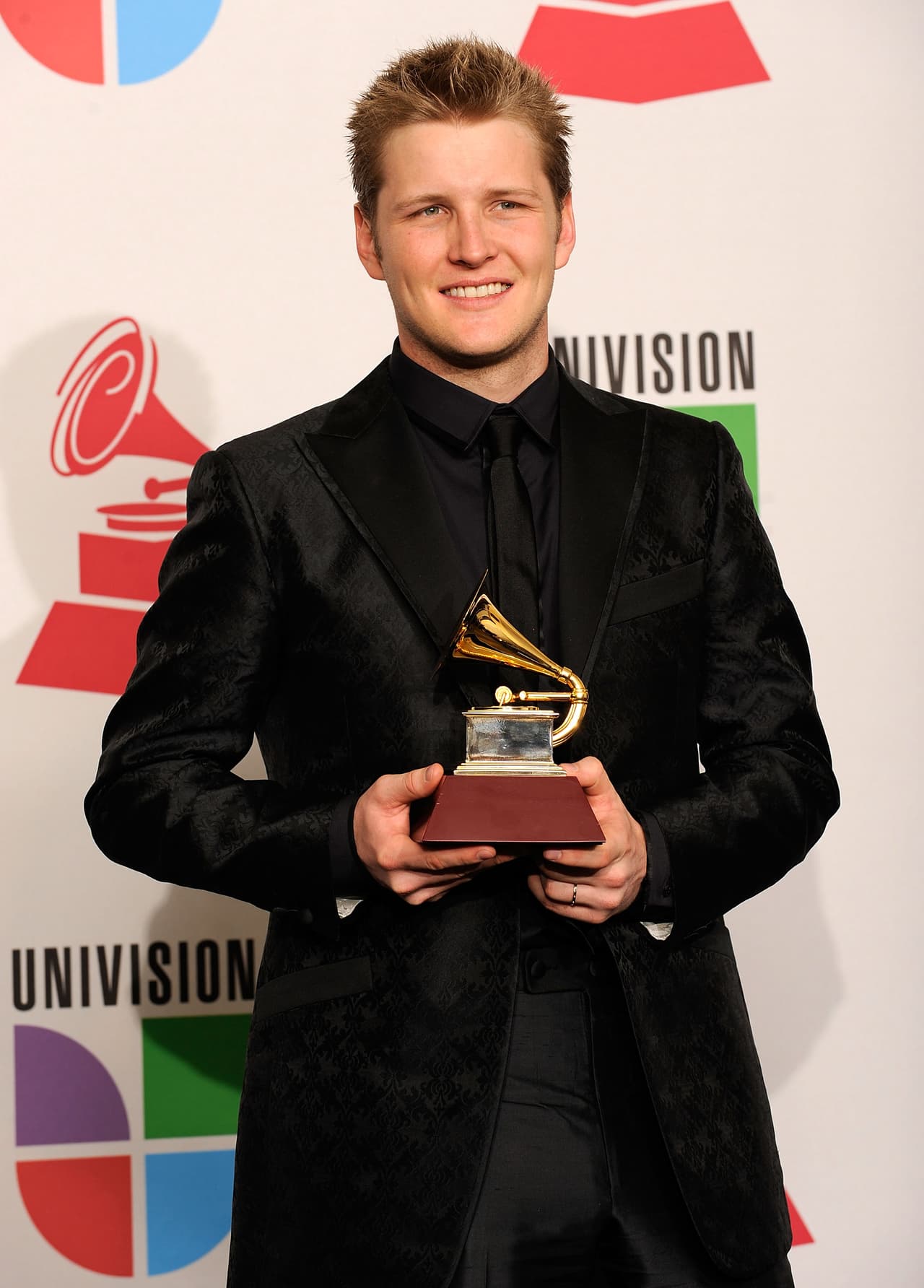 Desde ese entonces Alexander ha continuado trabajando. Actualmente promueve su más reciente sencillo titulado 'Nos Separamos Más'.