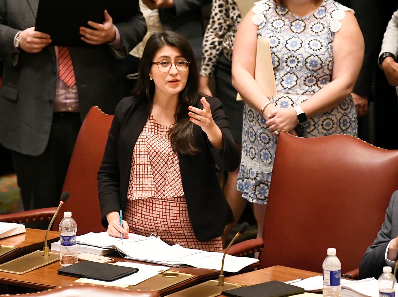 La senadora demócrata por Queens, Jessica Ramos logró 
<a href="https://www.univision.com/local/nueva-york-wxtv/elecciones-estados-unidos-2020/los-progresistas-llegaron-para-quedarse-jessica-ramos-es-reelegida-en-el-senado-estatal" target="_blank">mantener su escaño en el distrito 13 del Senado Estatal</a>, venciendo a su contrincante republicano Jesús Gonzalez, según AP.
<br>
<br>Ramos, la primera colombiana en llegar al Senado de Nueva York, representa un distrito mayoritariamente hispano –que incluye los barrios de Jackson Heights, Corona, Elmhurst, East Elmhurst, Woodside y Astoria– y uno de los condados más étnicamente diversos del mundo.
<br>