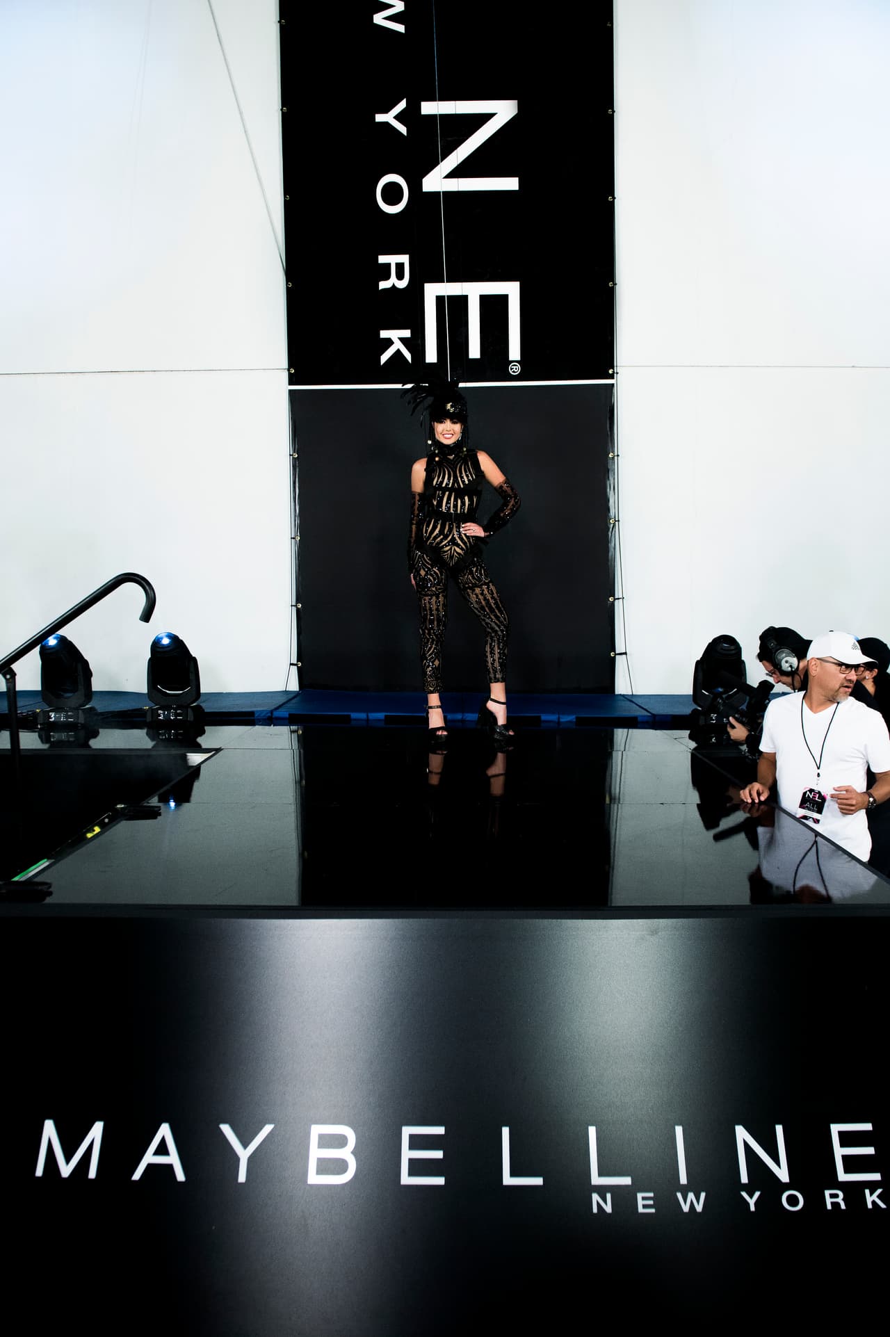 Desafiando sus miedos en una revolucionaria pasarela vertical, las bellas lucharon mucho para lograr el ‘selfie’ perfecto.