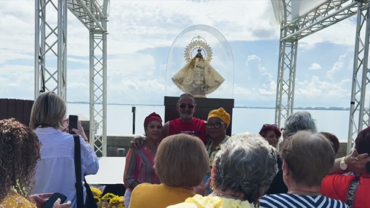 "Que siempre nos bendiga": cubanos en Miami veneran en su día a la Virgen de la Caridad del Cobre