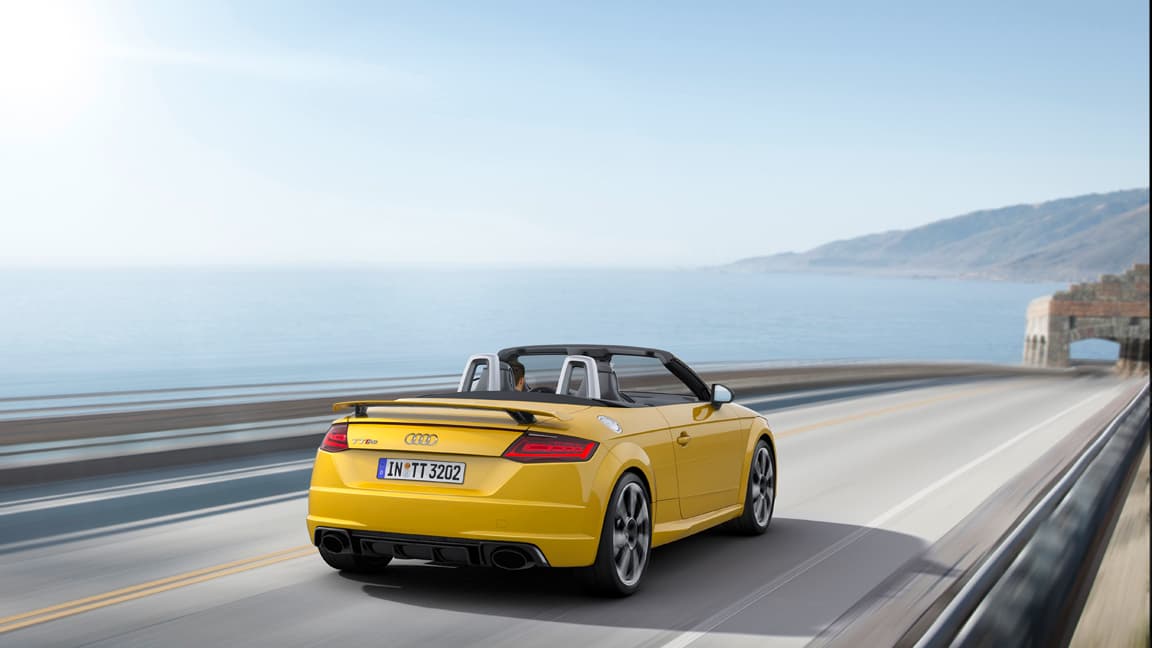 El nuevo Audi TT RS convertible 2017 acelera de 0 a 62.1 millas por hora (100 Km/h) en 3.9 segundos . . .