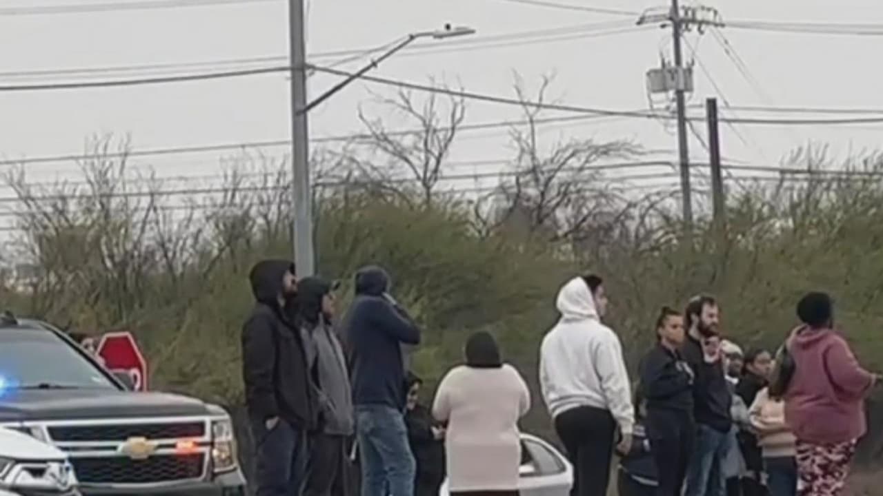 Decenas de padres de familia acudieron a la escuela Kitty Hawk debido a disparos reportados por sus hijos. El Distrito Escolar asegura que no hay evidencia de tiroteos en la institución.