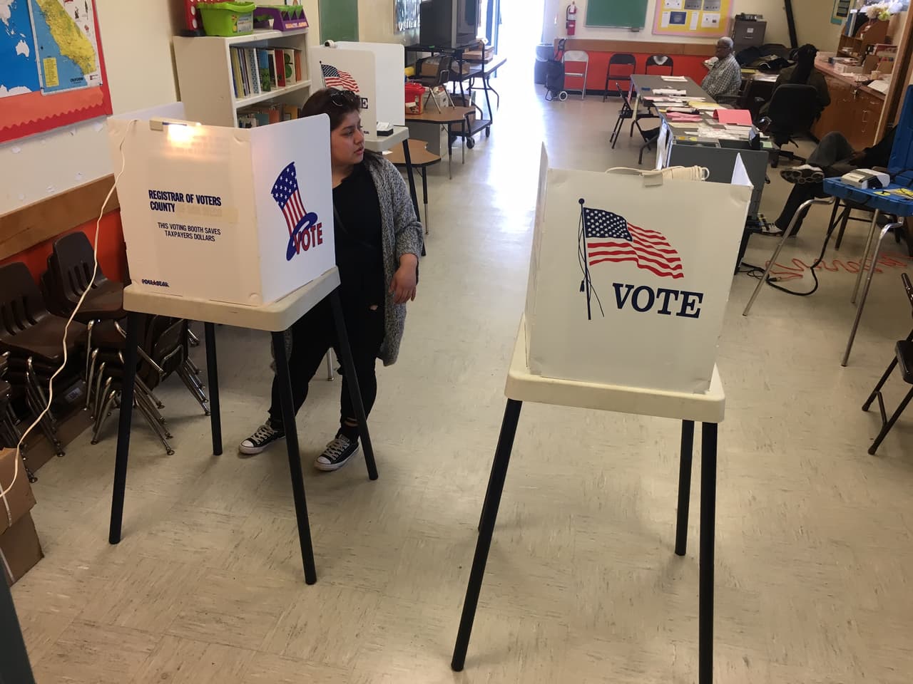 Hannia Méndez emite su voto en una casilla instalada en un parque de Sur Los Ángeles.