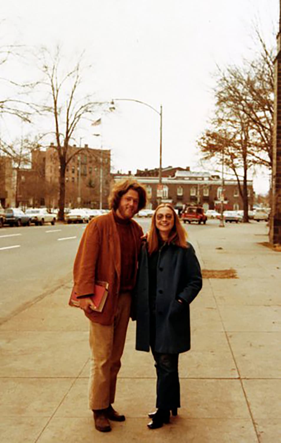 <b>El chico de la biblioteca.</b> Después de la universidad, Hillary se matriculó en la escuela de leyes de Yale. Esta fotografía junto a Bill Clinton fue tomada frente a la biblioteca de Yale, donde se conocieron.