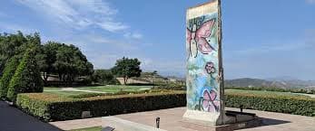 El costo del museo es de $40.4 millones (contrato de construcción), $57 millones en total. Todo el dinero fue recaudado por la Fundación Presidencial Ronald Reagan.