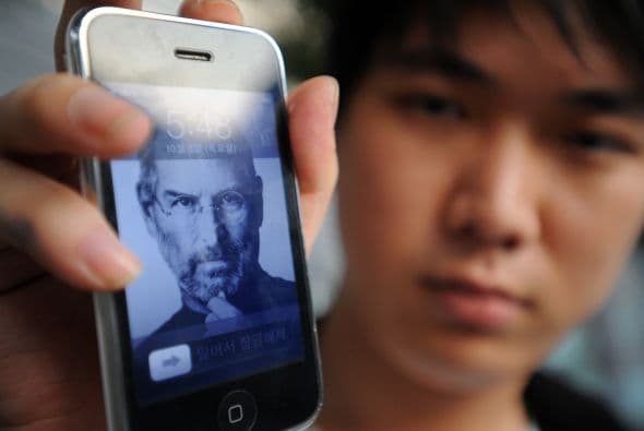 Miles de fanáticos en todo el mundo hicieron de las tiendas Apple un santuario para recordar el legado que dejó el visionario Steve Jobs.