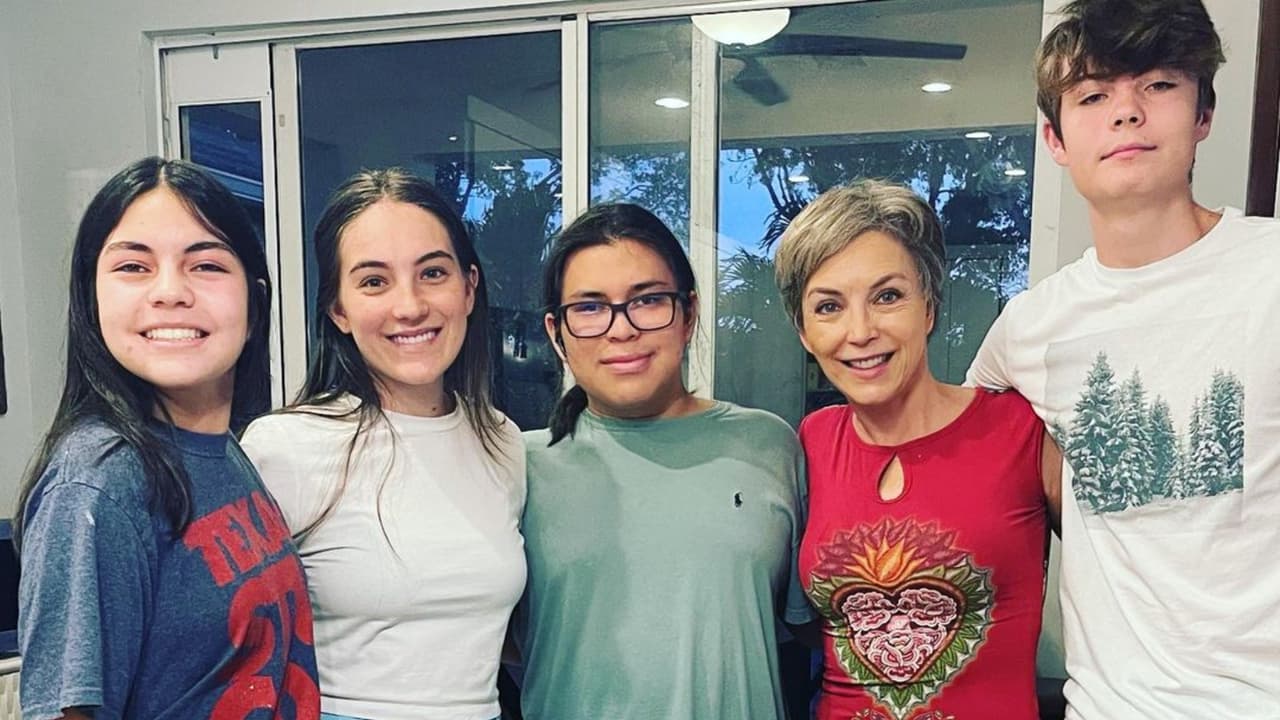 Laura Flores aparece en esta foto con sus cuatro hijos. Alejandro, el menor de los varones, es quien tiene lentes.