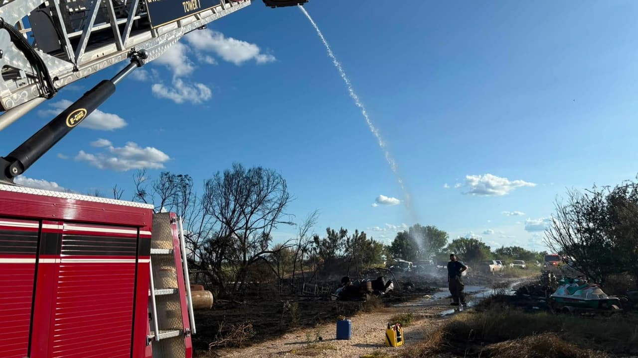 El incendio provocó daños importantes en Hacienda Salvaje. Rowland informó que, hasta el momento de su actualización, 
<b>aproximadamente 100 vehículos se habían quemado</b>.
<br>
<br>El propietario agradeció el trabajo de los departamentos de bomberos que acudieron para combatir las llamas, incluidos equipos de 
<b>Uvalde, ConCan, Sabinal y Knippa</b>.