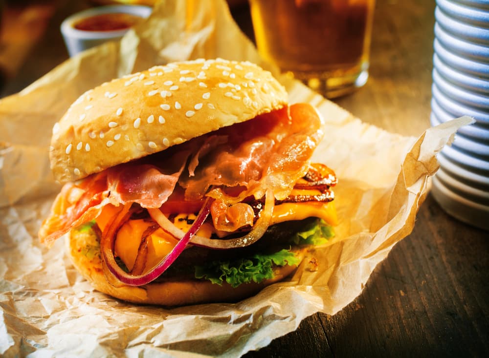 Hamburguesa latina Nadie se resiste a las latinas pues también hay hamburguesa. Es una mezcla de carne de res con cerdo, orégano, comino, páprika, chile, cilantro y comino. Confirma qué sabrosas son las latinas una mordida a la vez.