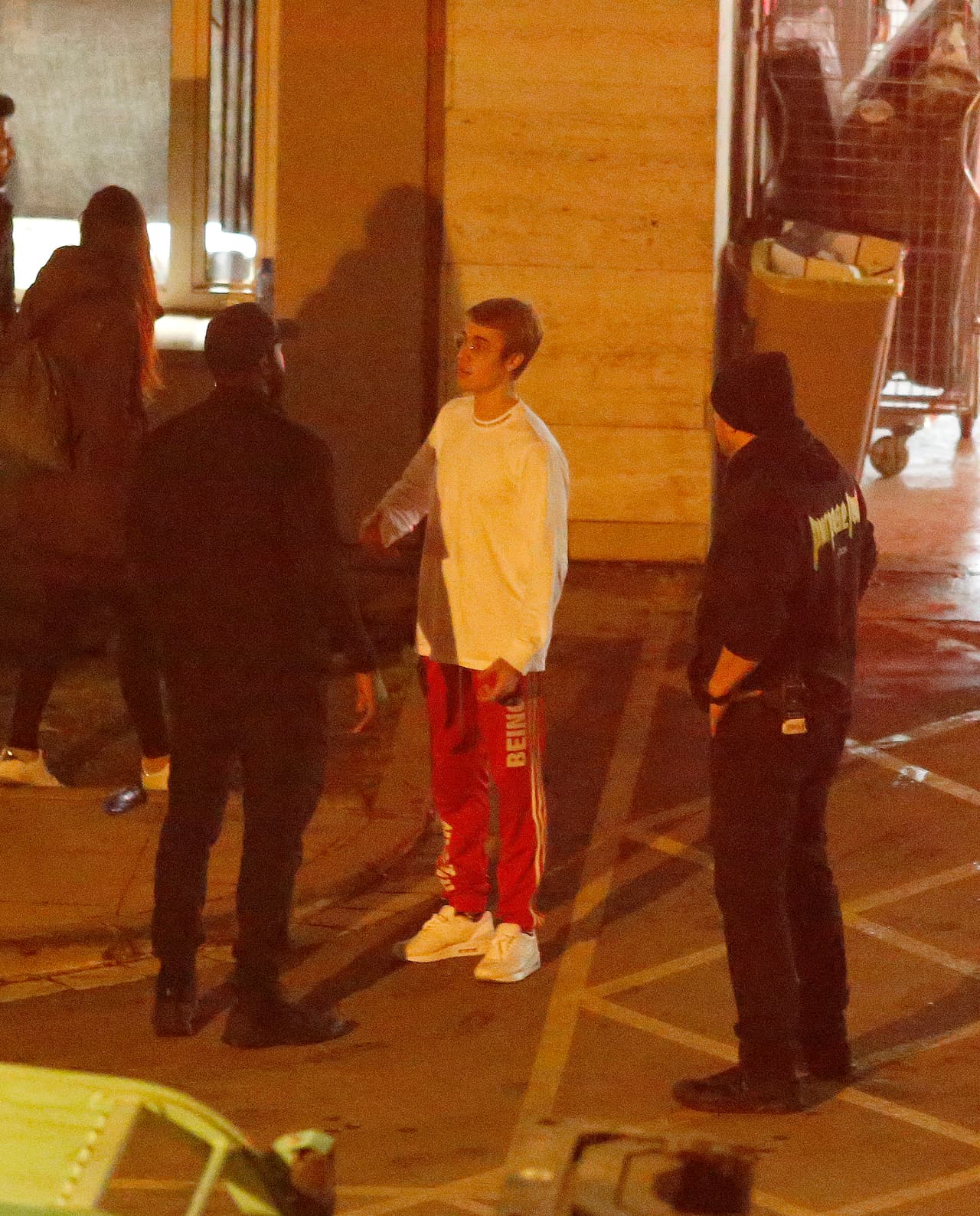 Bieber está muy molesto con sus guardaespaldas en Barcelona.