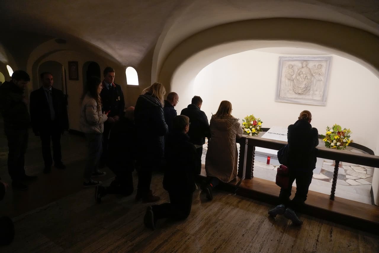 Alrededor de 50,000 personas acudieron al funeral de Benedicto, seguido de tres días en que los restos estuvieron presentes en la basílica, lo que atrajo a casi 200,000 fieles.