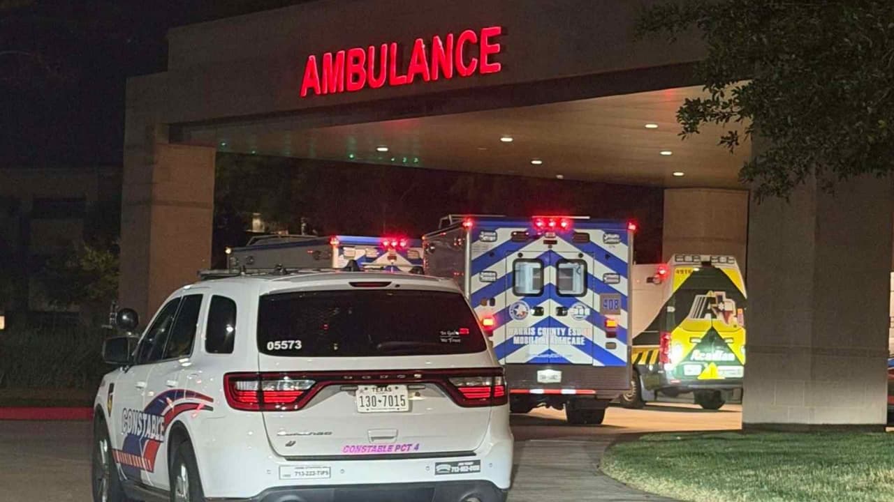 Sospechoso habría disparado durante un robo y herido a un transeúnte en Brentway Drive