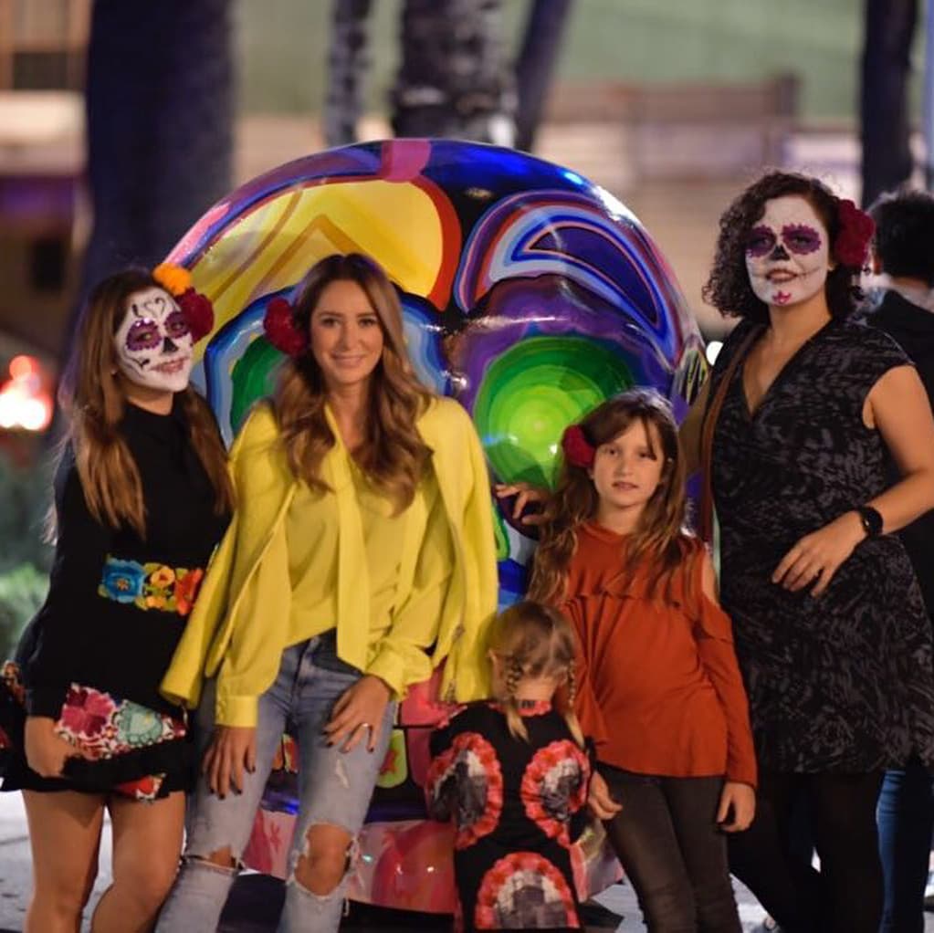 Durante el Día de Muertos, Bazán realizó un paseo para observar la exposición de cráneos monumentales que se llevó a cabo en la Ciudad de México.