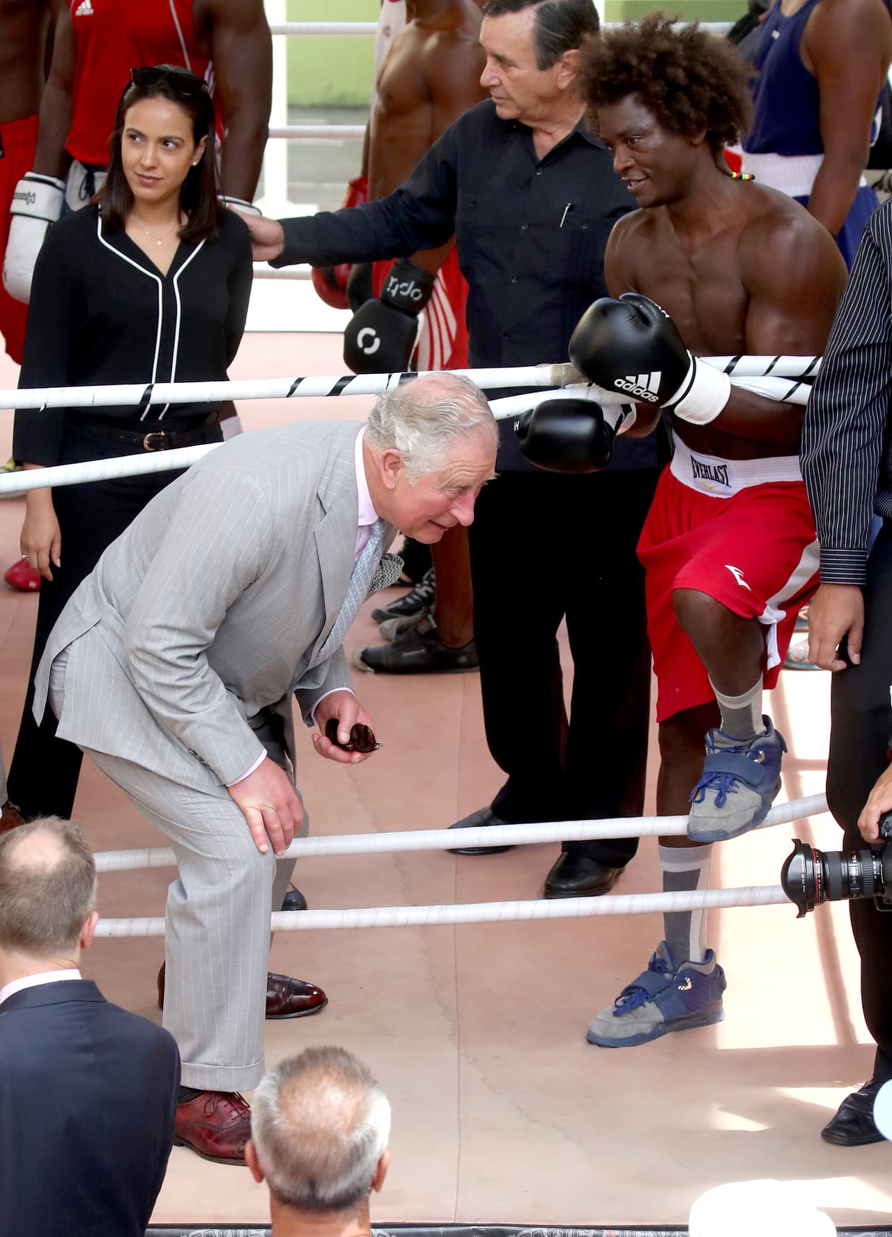 El padre de los príncipes William y Harry visitó también el gimnasio Rafael Trejo, donde conoció varios boxeadores.