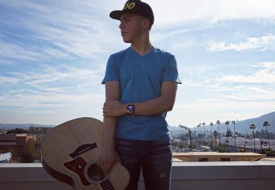 Pronto se dio cuenta que la música regional mexicana tenía gran acogida y al sentirse más cómodo cantando este género se enfocó en conseguir un contrato de grabación.