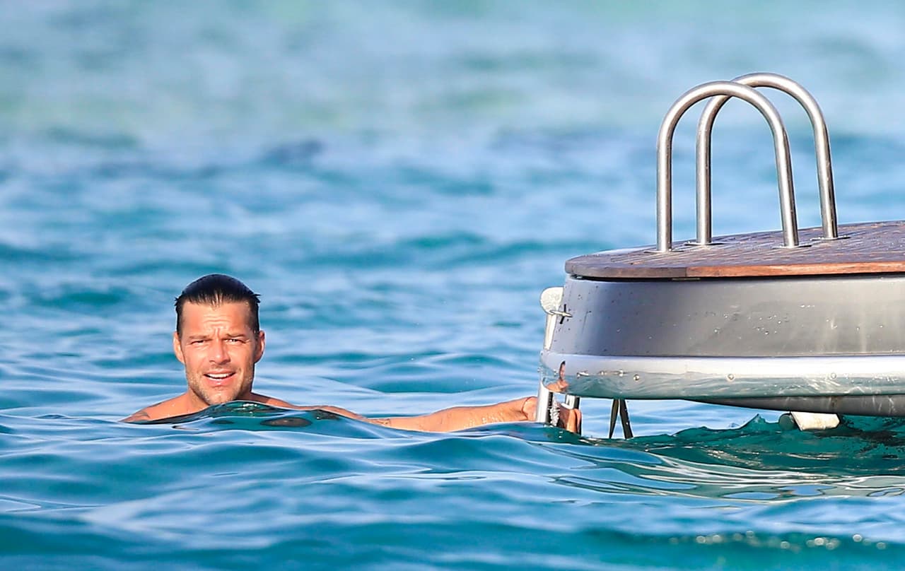 El cantante notó la presencia de las cámaras, pero estaba tan feliz que no les prestó mayor atención.