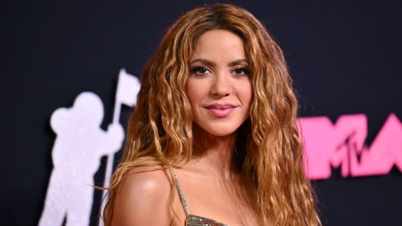 Shakira llega no con uno, sino con dos galanes a la alfombra rosa de los VMAs 2023