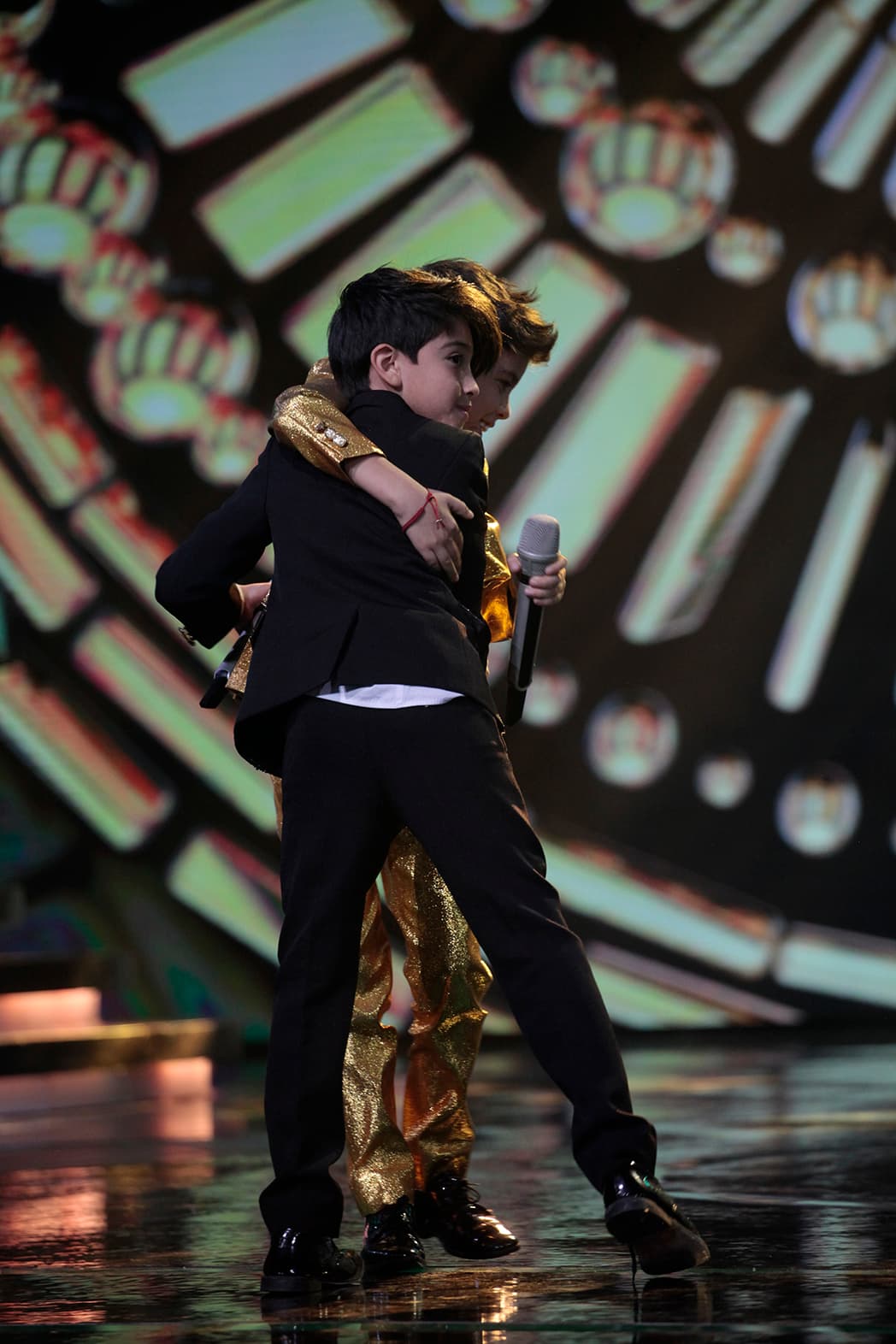 Kevin pidió el microfono y ofreció una disculpa a nombre de él y de su compañero por la mala interpretación. Aceptaron que estaban más preocupados por la coreografía, y eso los desconcentro. La decisión de los jueces estaba tomada y ambos cantantes abandonaron el escenario abrazados, y decepcionados de que ninguno haya logrado los puntos extra para su escuadrón.