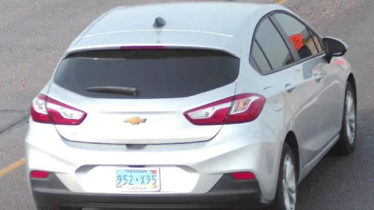 El niño viaja con su padre en un vehículo Chevrolet Cruz 2019