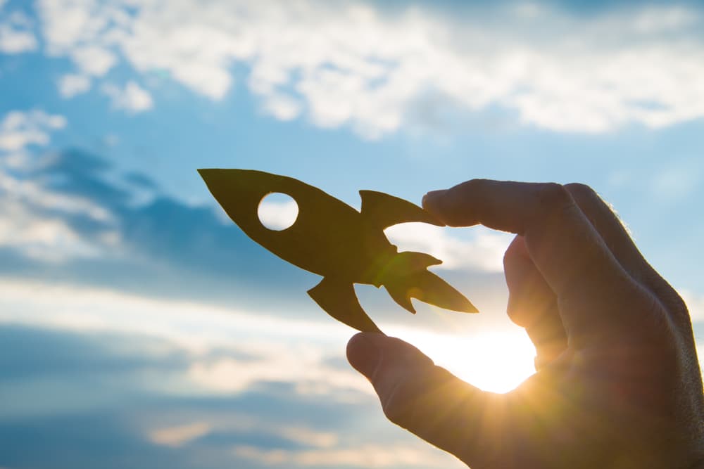 Aprovecha ese tiempo para eliminar de tu vida las causas de la tristeza, Estarás iniciando una nueva vida laboral, sentimental y hasta económica, así que prepárate para lo mejor.
<br>