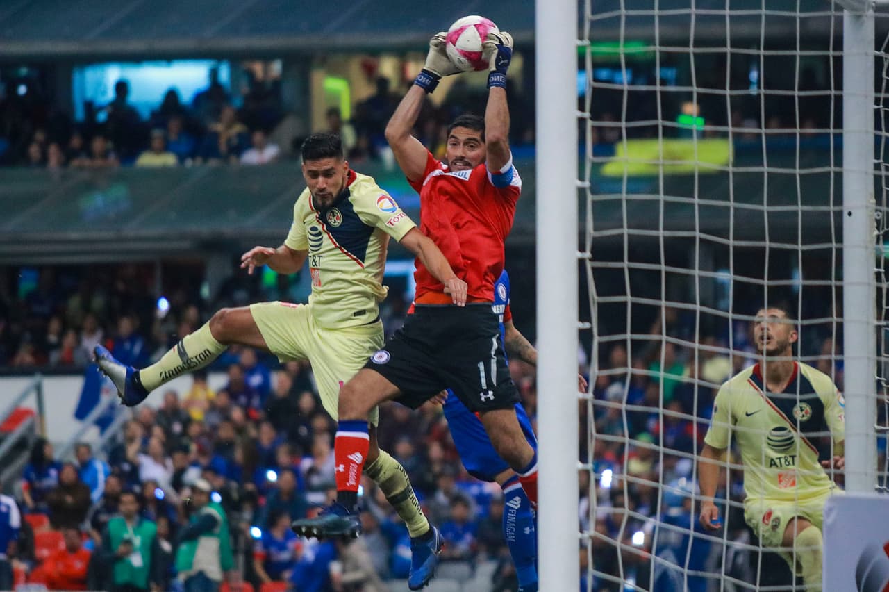También el arquero del Cruz Azul, José de Jesús Corona (centro) fue superior en el duelo a los delanteros rivales.