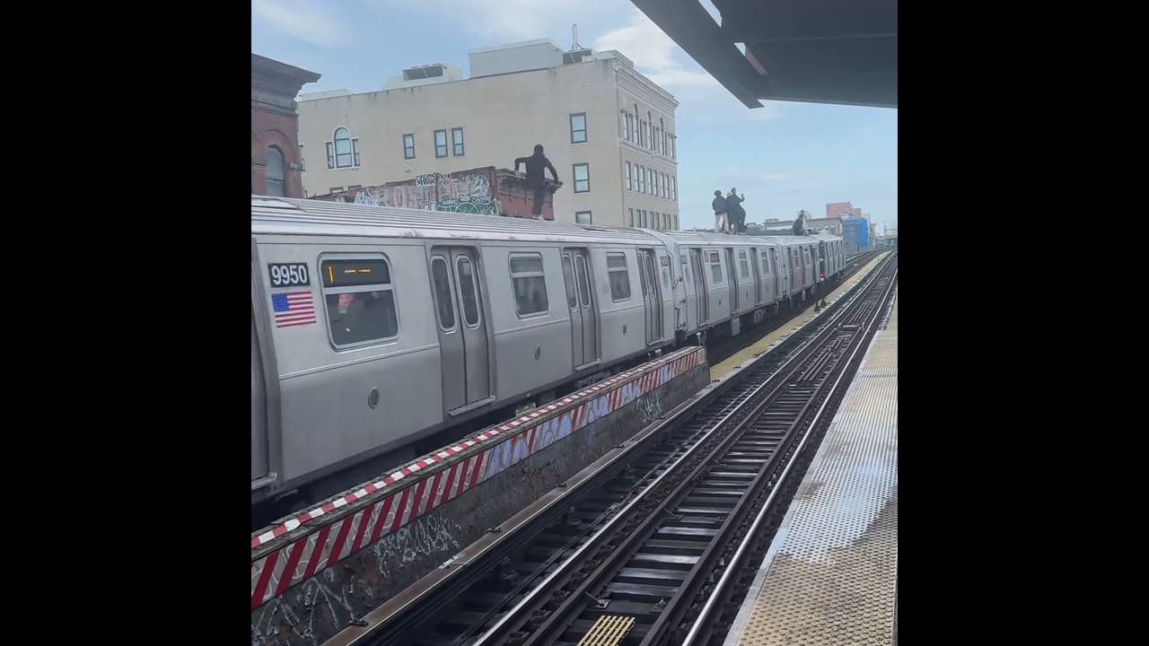 Esta práctica, que 
<b><a href="https://www.univision.com/local/nueva-york-wxtv/nypd-drones-capturar-jovenes-surfean-subway-nueva-york" target="_blank">desde hace un par de años se ha vuelto un reto viral en redes sociales</a></b> como TikTok consiste en subir al techo de los vagones del metro y correr o realizar acrobacias que los jóvenes graban en video.
<br>