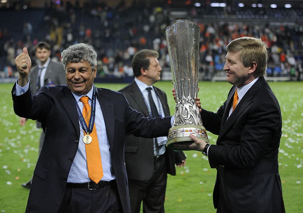 El segundo lugar lo tiene Mircea Lucescu con 33 títulos en 40 años de carrera.