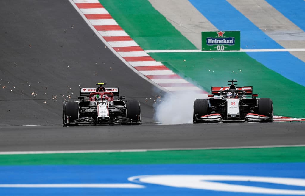 Lewis Hamilton lo hace de nuevo y rompe récord mundial con 92 carreras ganadas en la Formula 1. Se le unen al podio Valtieri Bottas y Max Verstappen. Muy buenas carreras de Charles Leclerc y del mexicano Sergio Pérez, pero la lluvia fue factor importante en este Gran Premio de Portugal.
