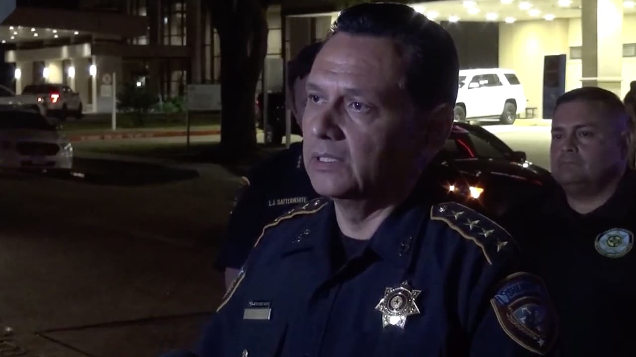 "Es realmente un héroe porque mientras esto iba desarrollándose, tenía en su mente que tenía que proteger a su esposa,
<b>le dijo que corriera, que se alejara del peligro</b>”, indicó el sheriff González.