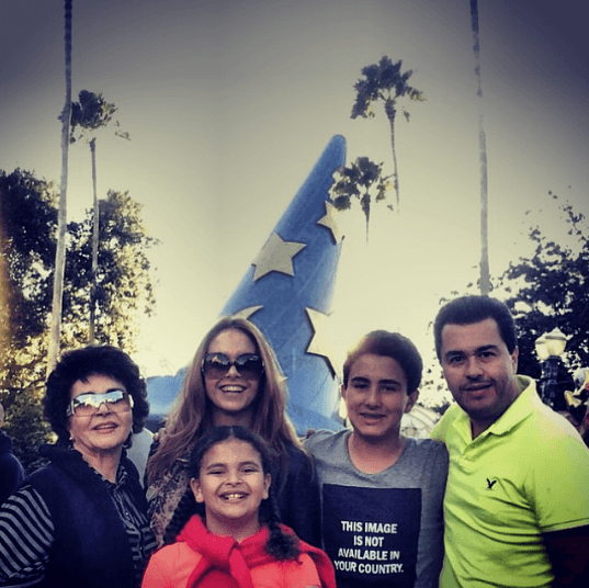 De acuerdo con Mijares, Lucerito lo apoyó con su buen oído y talento para elaborar esta producción.