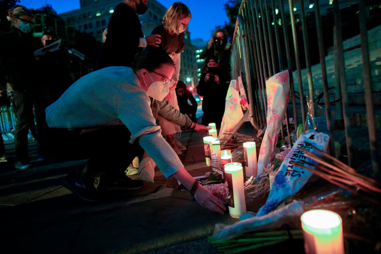 La gente presenta sus respetos a Ruth Bader Ginsburg fuera del edificio de la Corte Suprema Civil del Estado de Nueva York.