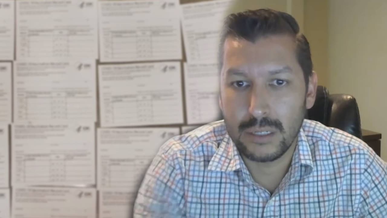 Jaime García, abogado criminalista en Arizona explica por qué vender una tarjeta falsa de 
<a href="https://www.univision.com/local/arizona-ktvw/advierten-sobre-posibles-riesgos-de-vacunar-contra-coronavirus-a-menores-de-12-anos-video">la vacuna covid-19</a> es un delito: “
<b>Si estás falsificando la cartilla…es obviamente con la intensión de defraudar</b> porque se lo quieres entregar a alguien y hacerle pensar que ya tienes las vacunas. Aunque tú puedes pensar es algo sencillo, 
<i>una mentirilla blanca</i>, digamos...sigue siendo falsificación porque los elementos están; 
<i>uno</i> 
<b>con información falsa</b>, 
<i>dos </i>(el) 
<b>elemento de defraudar</b>...lo que 
<b>se convierte en una felonía clase 4</b>”