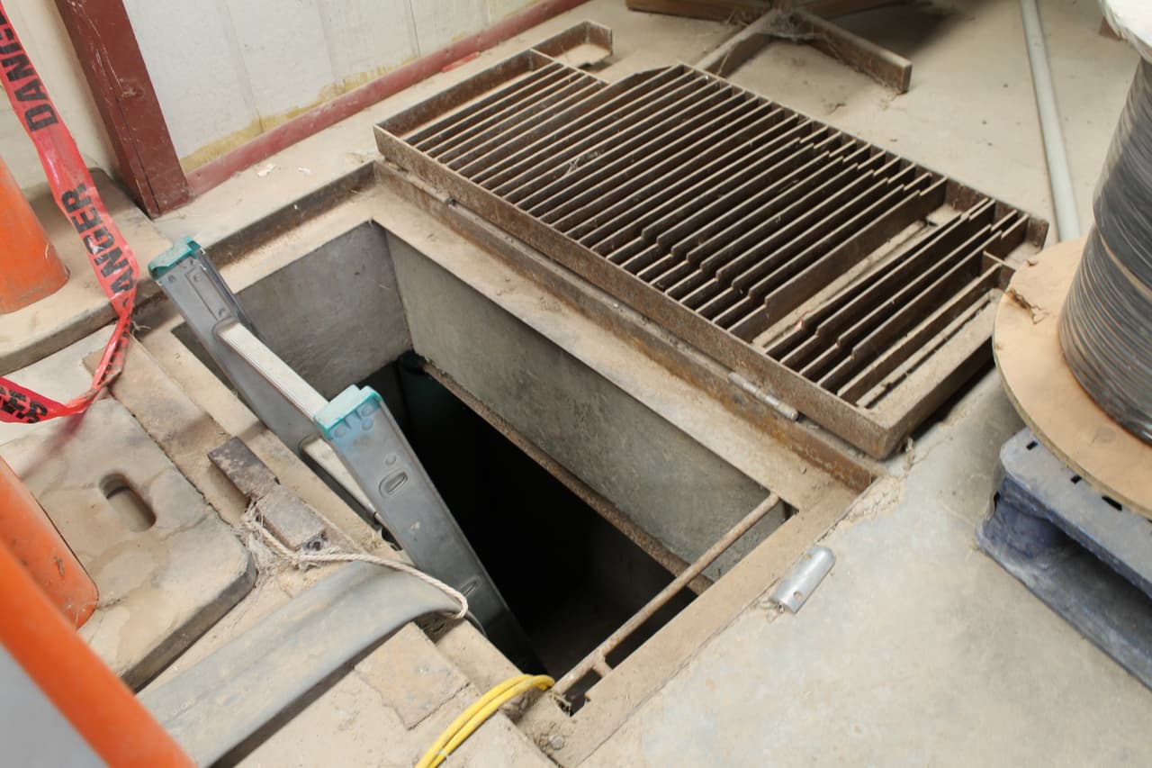 Por esta claraboya se ingresa a un pequeno cuarto de cemento y desde allí se baja al túnel.