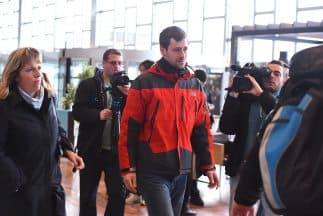 Familiares de pasajeros que del vuelo de Germanwings llegan al aeropuerto de Barcelona en busca de información.