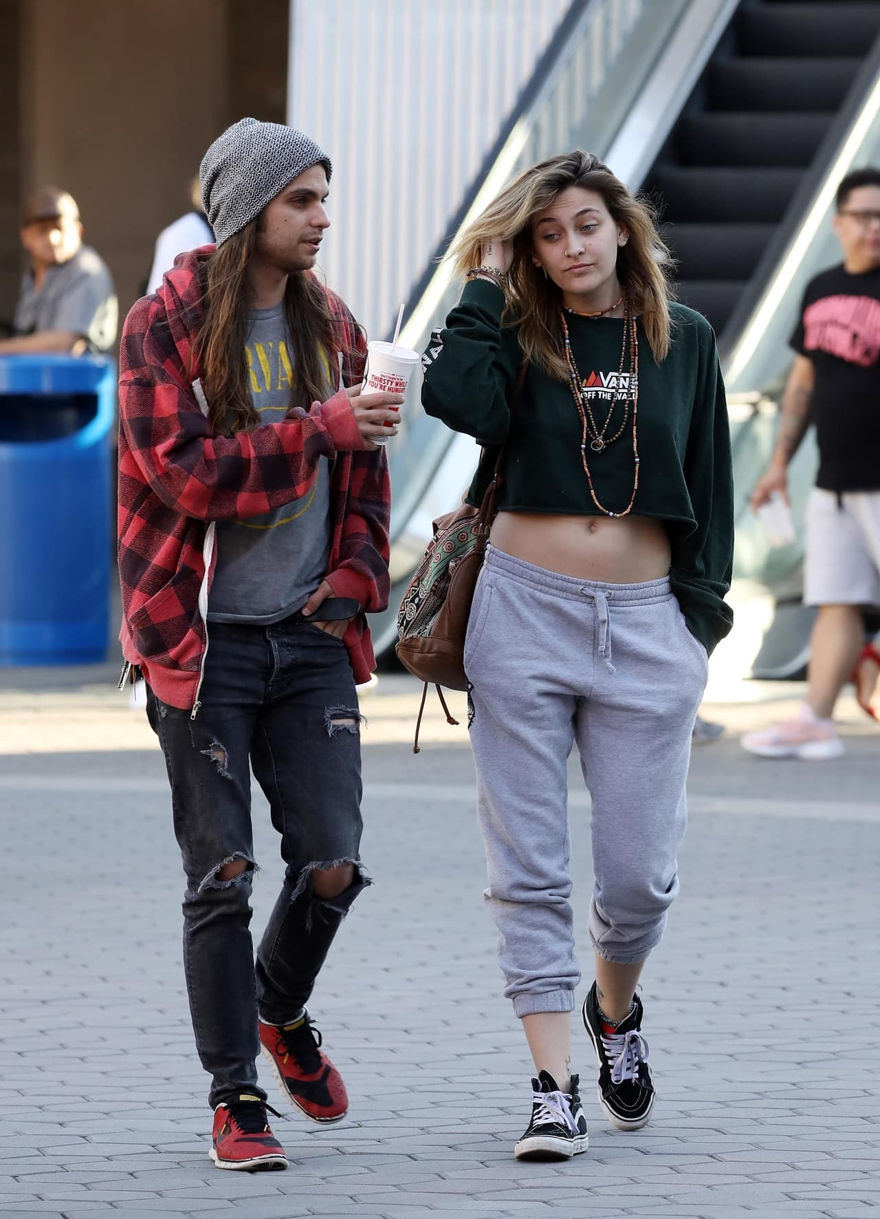 Paris Jackson, de 20 años, reapareció en Universal City, en Los Ángeles, California; al lado de su novio Glenn Gabriel.