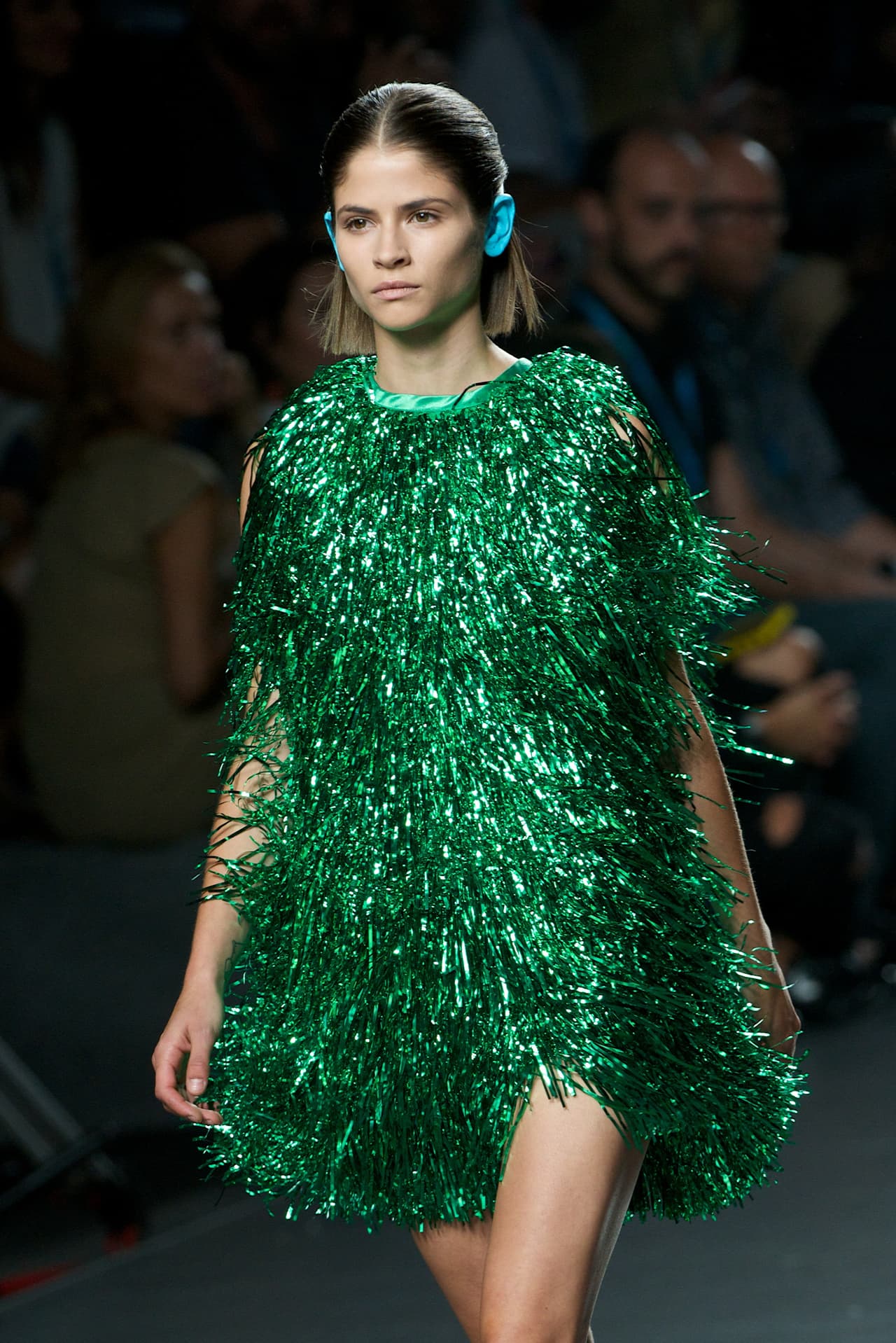 <b>Espíritu navideño</b>
<br>¿Tienes guirnaldas de las pasadas Navidades y no sabes qué hacer con ellas? Este vestido de 
<a href="http://www.davidelfin.com/es/shop/rebajas">David Delfín</a> te da una idea para lucir como una bailarina de charlestón en los años 20 de forma muy económica.